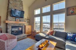 Cozy 3 Bed! Right on the Slopes! - Image 3