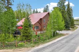 Charming 3 Bed Cabin| Lakes, Hiking, Hot Tub - Image 2