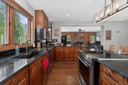 Charming 3 Bed Cabin| Lakes, Hiking, Hot Tub - Image 4