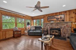 Charming 3 Bed Cabin| Lakes, Hiking, Hot Tub - Image 5