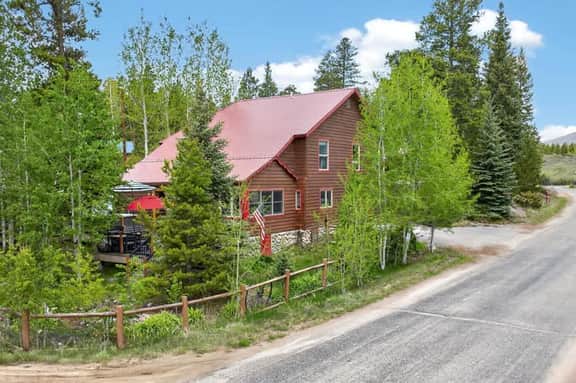 Charming 3 Bed Cabin| Lakes, Hiking, Hot Tub - Image 2