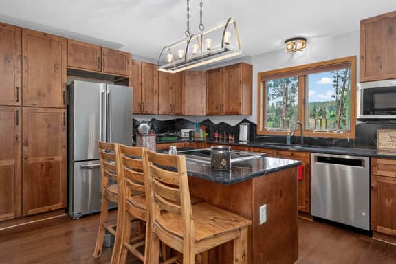 Charming 3 Bed Cabin| Lakes, Hiking, Hot Tub - Image 3