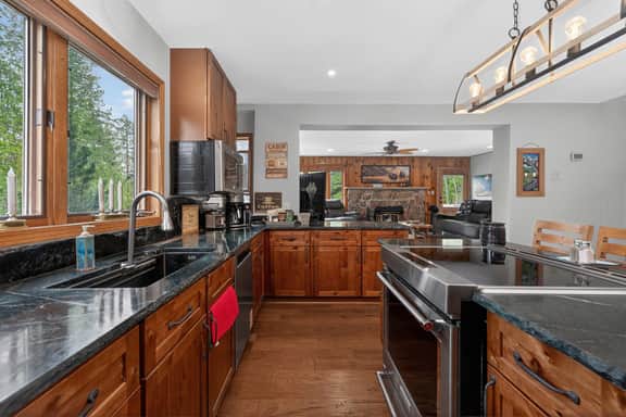 Charming 3 Bed Cabin| Lakes, Hiking, Hot Tub - Image 4