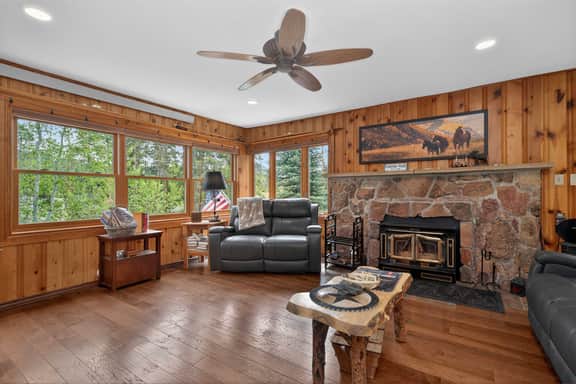 Charming 3 Bed Cabin| Lakes, Hiking, Hot Tub - Image 5