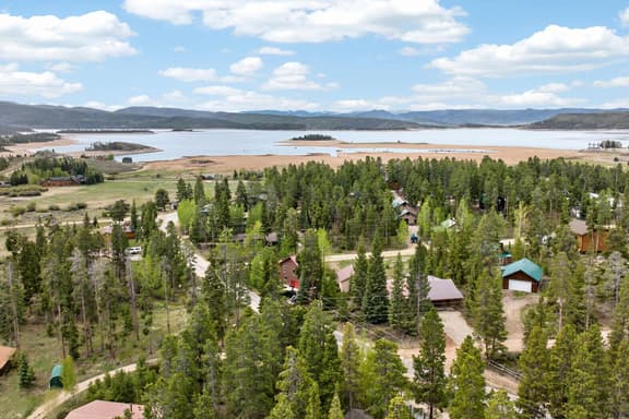 Charming 3 Bed Cabin| Lakes, Hiking, Hot Tub - Image 1